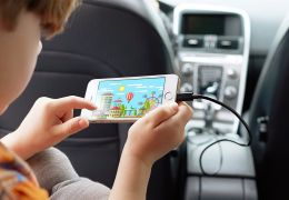 Por que o celular demora para carregar no carro?