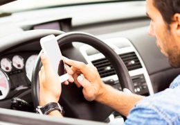 França aprova nova lei para evitar o uso do celular ao volante