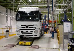 Mercedes-Benz está contratando em fábricas de caminhões no Brasil