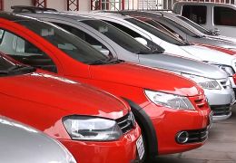 Venda de carros seminovos cai pela metade no acumulado do ano