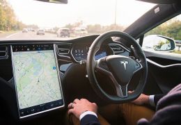 Tesla vai disponibilizar atualização do Autopilot para direção autônoma completa
