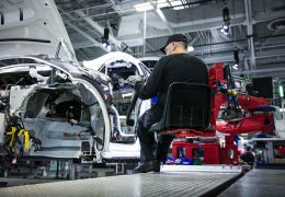 Tesla anuncia corte de 9% de seus postos de trabalho