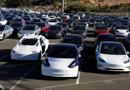 Tesla registra prejuízo de US$ 700 milhões, mas receita recorde