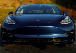 Tesla lança versão intermediária do Model 3 nos EUA