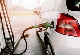 Gasolina cai pela 5ª semana consecutiva nas bombas