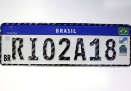 Símbolos de estado e município em novas placas são questionados por ONG