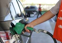 ANP afirma que preço da gasolina segue em queda no Brasil