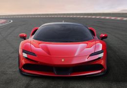 Nova Ferrari SF90 possui 1.000 cv de potência e pode ser recarregada na tomada