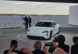 Porsche lança seu primeiro veículo elétrico