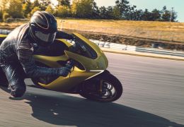 Empresa canadense apresenta moto que avisa sobre perigos na via