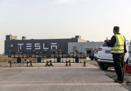 Tesla anuncia corte de salários dos funcionários nos EUA