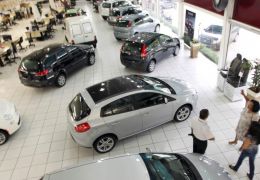 Financiamentos de veículos cai 56% em abril