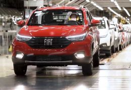 Fiat Strada 2021 aparece em foto da linha de montagem