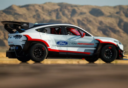 Ford apresenta conceito Mustang Mach-E com 7 motores elétricos