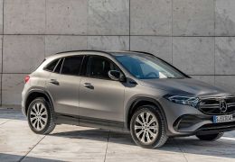 Mercedes EQA elétrico ganha versões com tração nas quatro rodas
