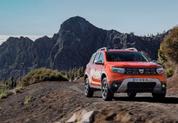 Duster 2022 ganha novos faróis com LED