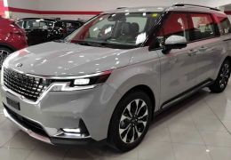 Kia Carnival 2022 começa a ser vendido no Brasil