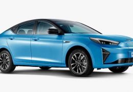 JAC lança sedã elétrico E-J7 no Brasil