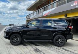 Toyota SW4 GR-S 2022 ganha visual esportivo