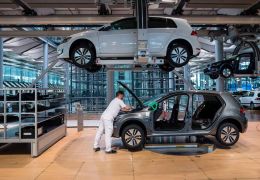 China anuncia corte de incentivos para carros elétricos