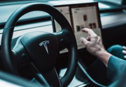 Tesla anuncia recall global de um terço dos veículos produzidos até agora