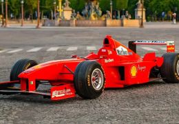 Ferrari V10 conduzida por Michael Schumacher vai à leilão