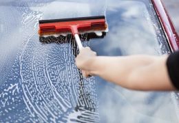 5 dicas infalíveis para limpar os vidros dos carros