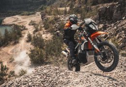 Nova moto KTM 890 R começa a ser vendida por cerca de R$ 140 mil