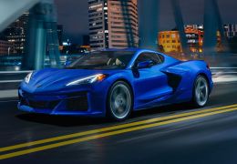 Corvette ganha modelo E-Ray híbrido que entrega 665 cv de potência
