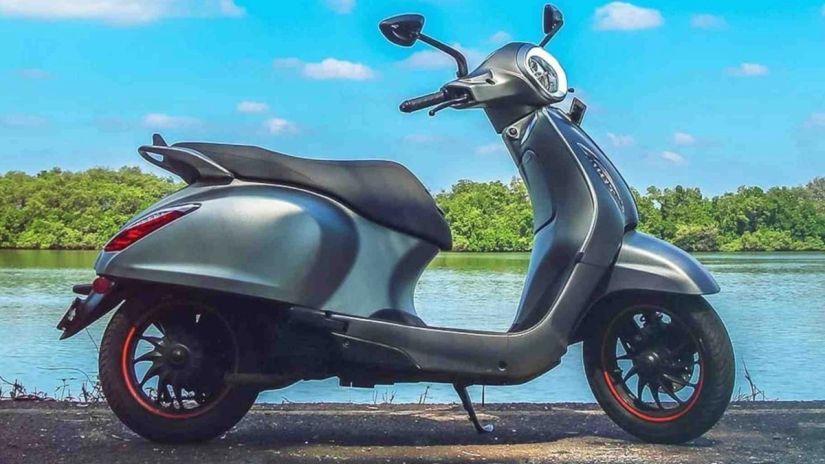 Bajaj lança scooter elétrica por menos de R$ 10 mil