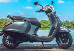 Bajaj lança scooter elétrica por menos de R$ 10 mil