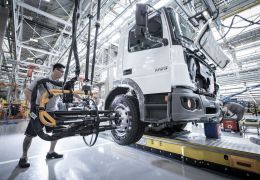 Mercedes-Benz vai paralisar um turno de fábrica de caminhões em SP