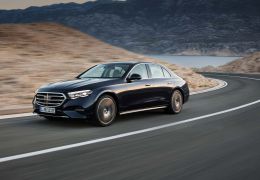 Mercedes-Benz apresenta novo Classe E 2024 com motor híbrido