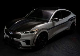 Shelby Mustang Mach-E GT aparece como 1º carro elétrico preparado pela montadora