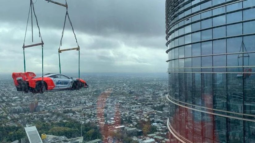 Milionário utiliza guindaste para levar McLaren Senna até o 57º andar