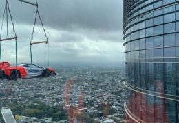 Milionário utiliza guindaste para levar McLaren Senna até o 57º andar
