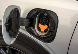 GM revela que vai adotar sistema de recarga da Tesla