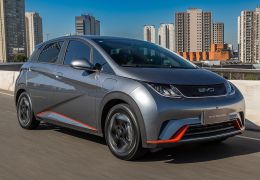 Brasil bate recorde e chega quase aos 94 mil carros elétricos vendidos em 2023