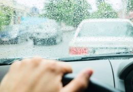 4 erros que você não deve cometer ao dirigir na chuva