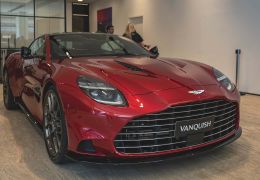 Aston Martin Vanquish chega ao Brasil com motor V12