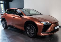 Lexus lança primeiro elétrico da marca no Brasil