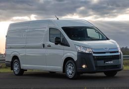 Toyota Hiace ganha versão furgão no Brasil