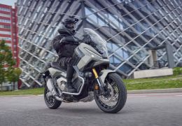 Honda lança nova linha da moto X-ADV e atualiza sua scooter aventureira