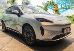 Hyptec HT 2027 chega ao Brasil com portas traseiras tipo asa de gaivota e foco em tecnologia