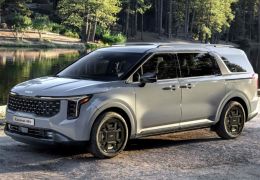 Kia Carnival 2026 chega ao Brasil com sistema híbrido e preço elevado