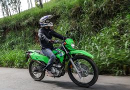 Kawasaki lança nova KLX 230 no Brasil com opção rebaixada