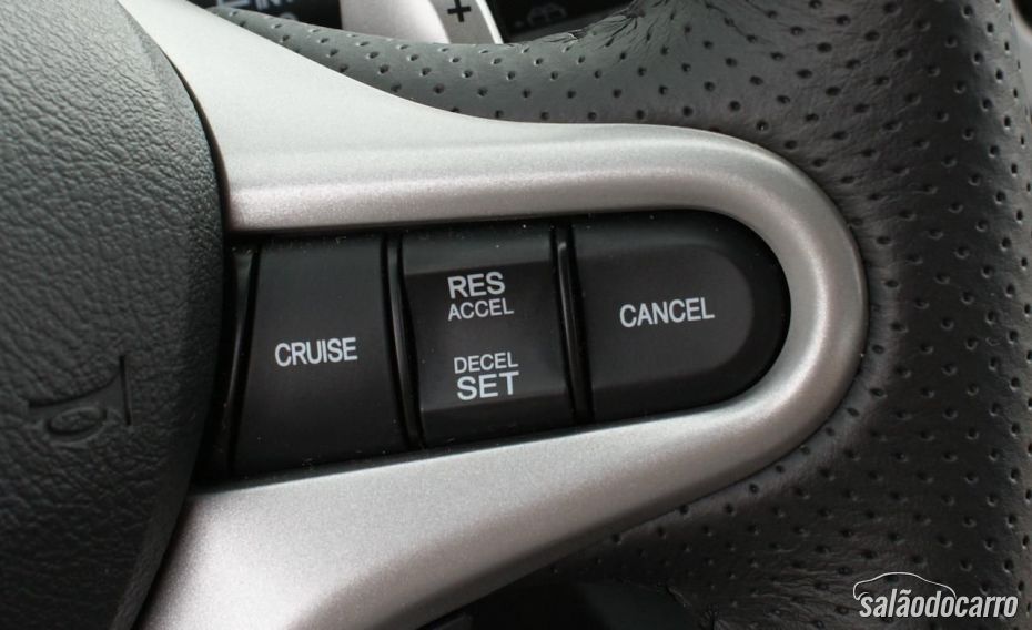 Piloto automático no volante (Cruise Control)