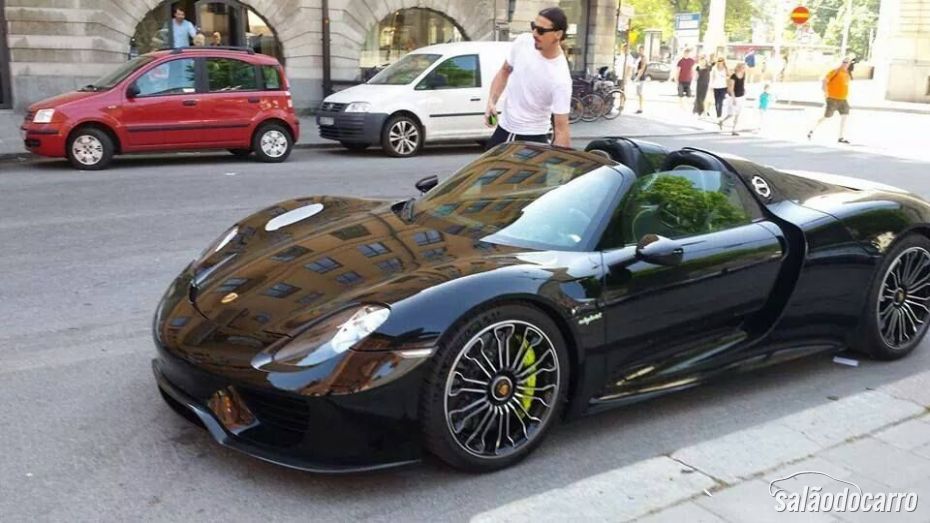 Porsche 918 Spyder é flagrado com Ibrahimovic na direção 