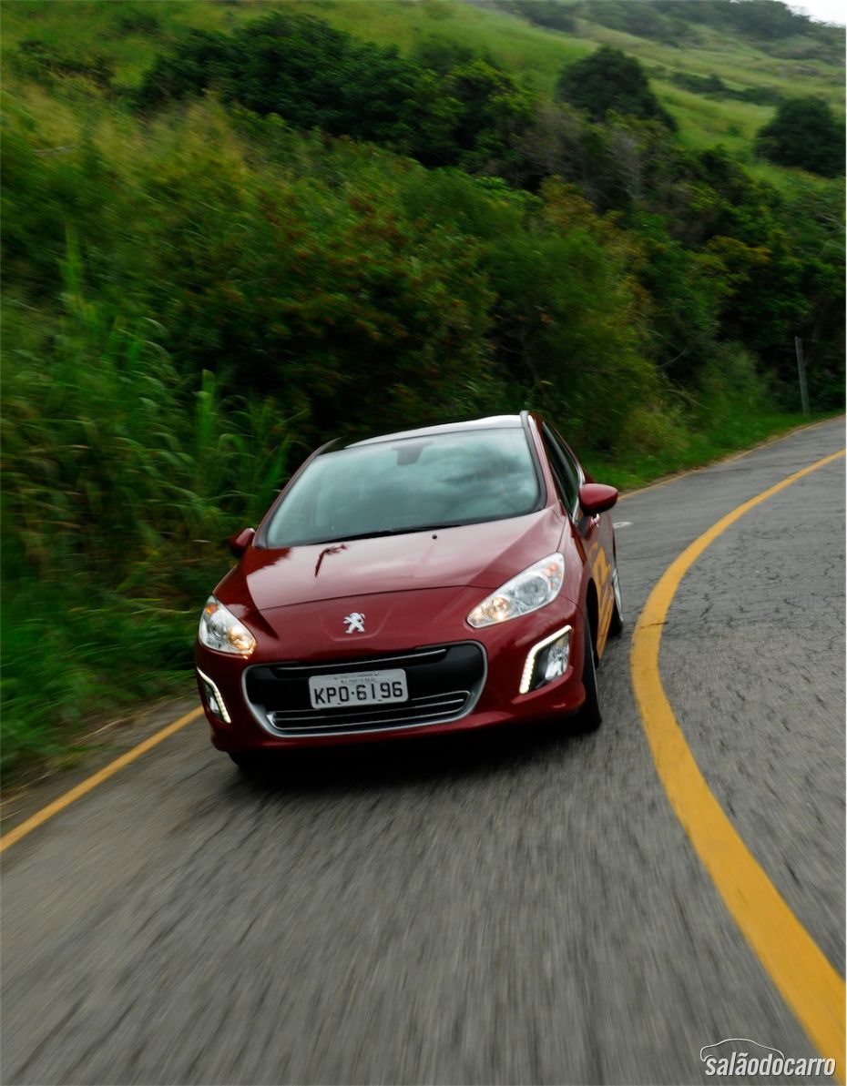 Desenho moderno do Peugeot 308 Allure