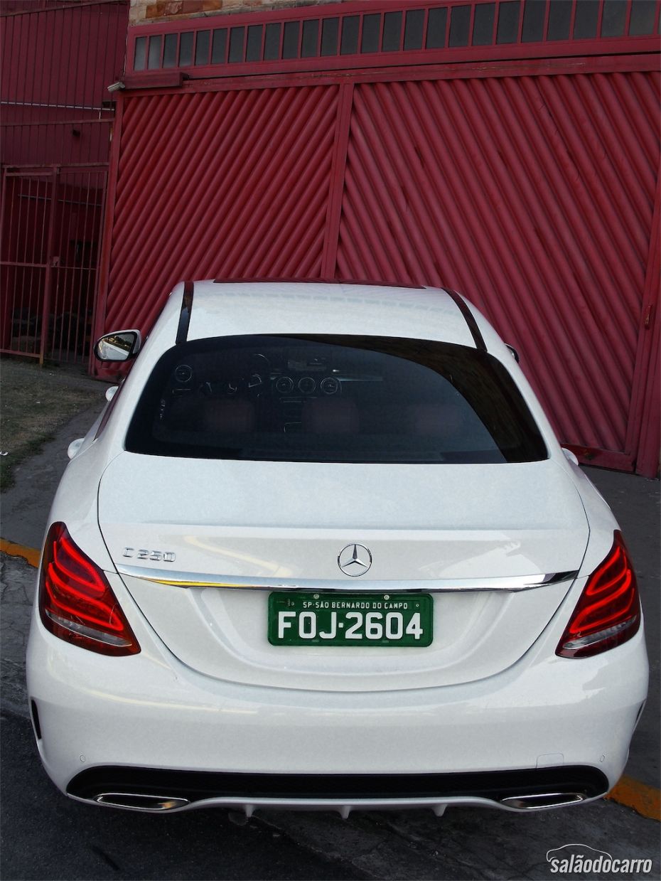 Visão da traseira do Mercedes-Benz Classe C